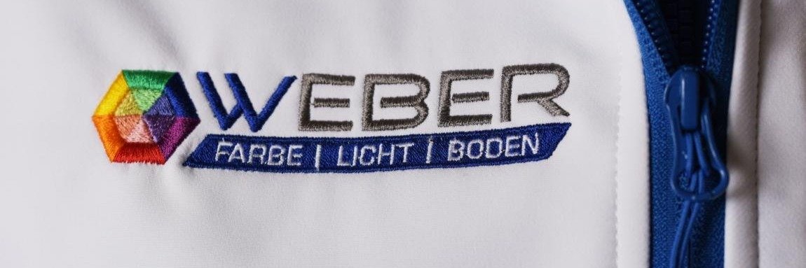 Weiße jacke mit blauem Reiverschluss mit dem Logo von Farbdepot Weber.